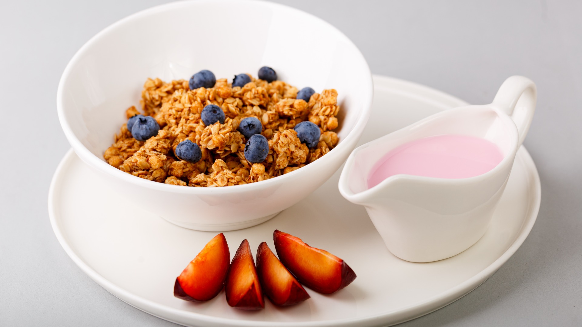 Granola with seasonal fruits & berries 