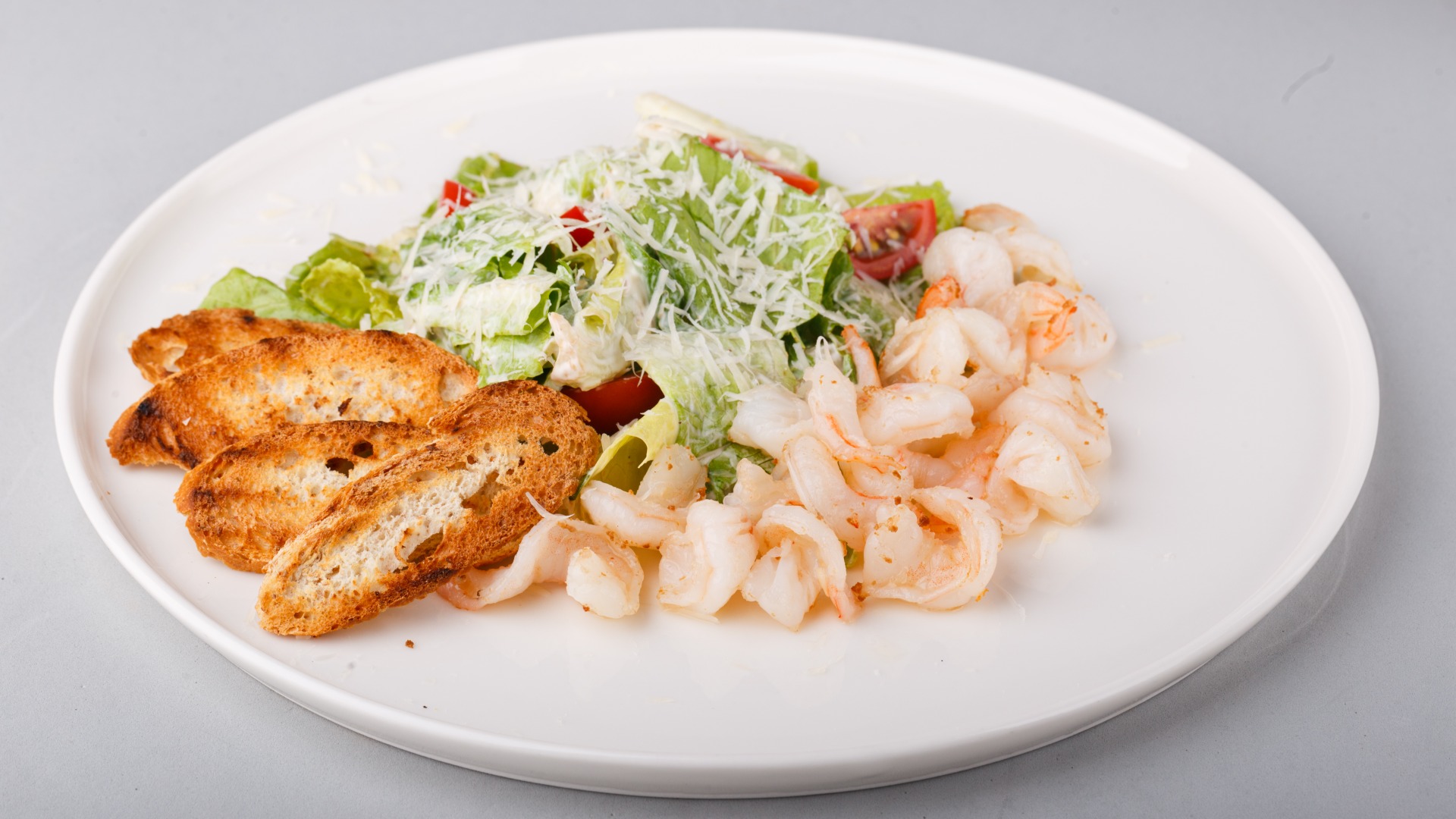 Caesar salad with prawns