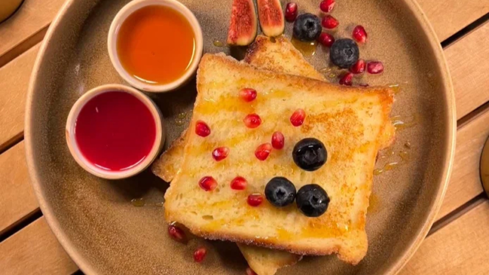 French toast with seasonal fruits